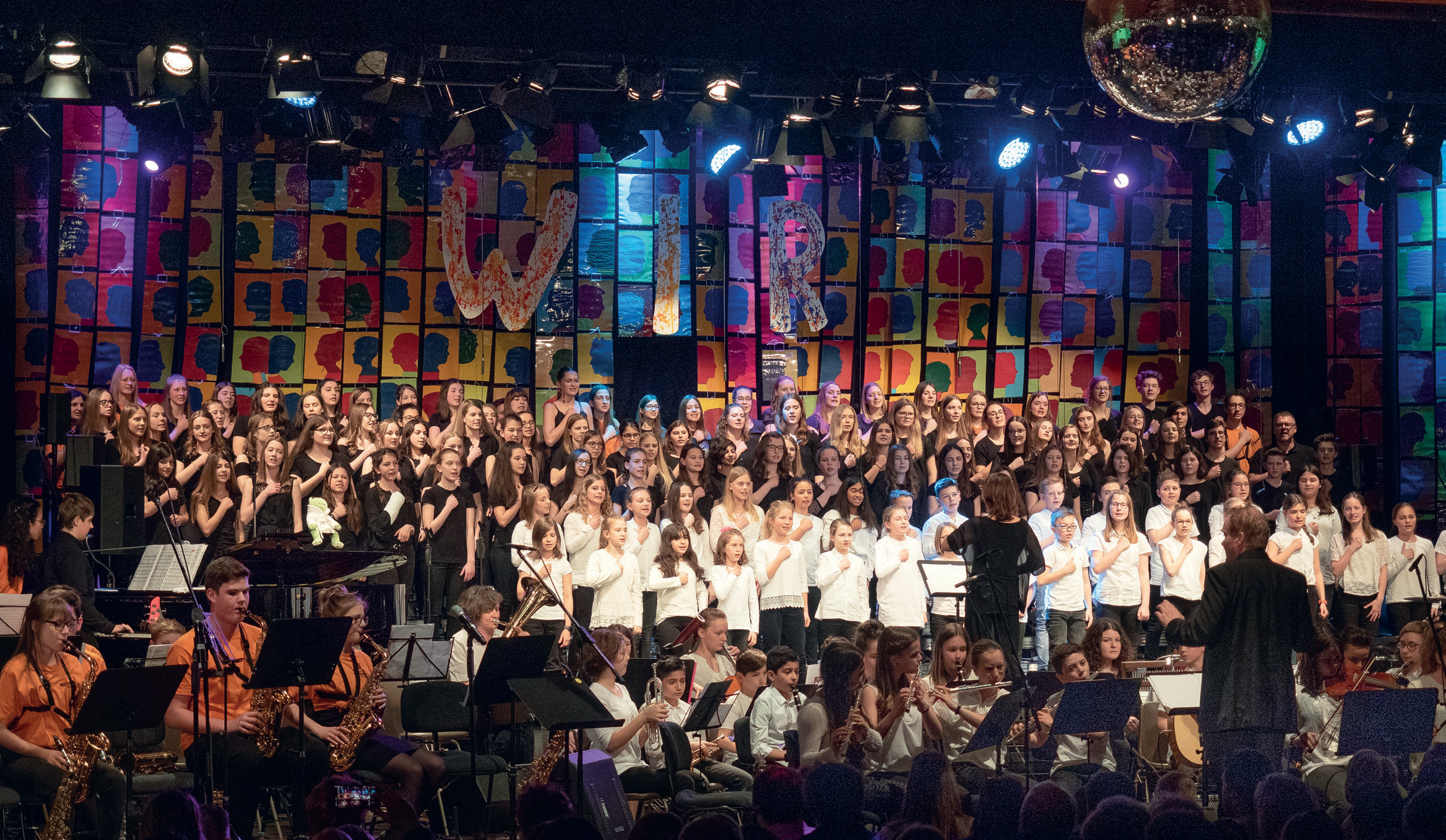 Schulgemeinschaft auf der Bühne